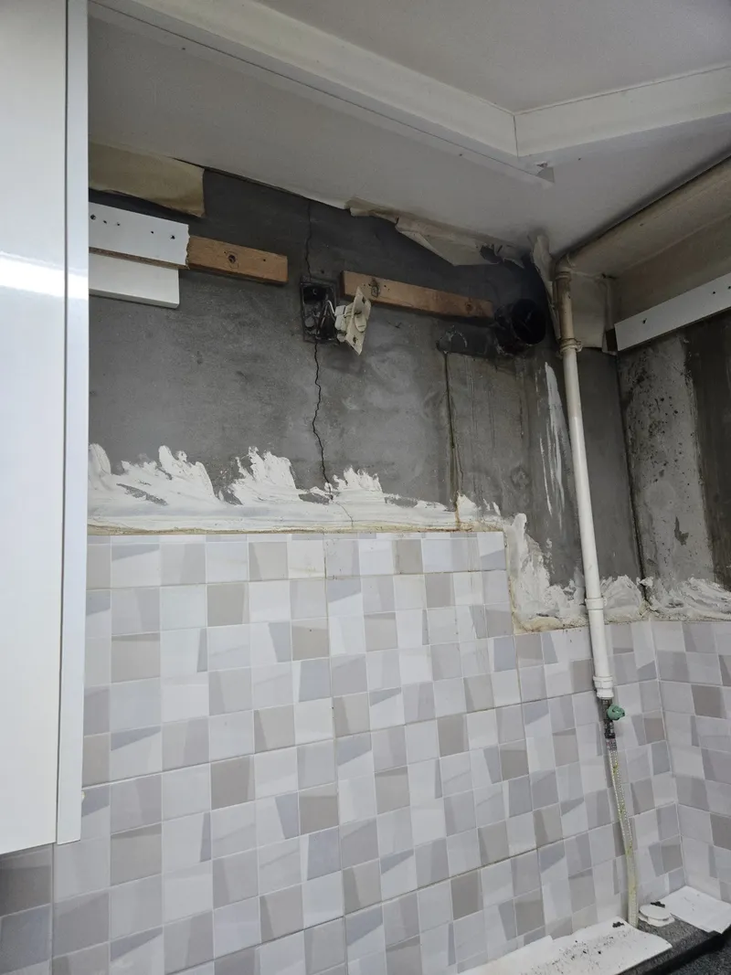 타일 시공이 끝난 욕실 바닥과 배수구